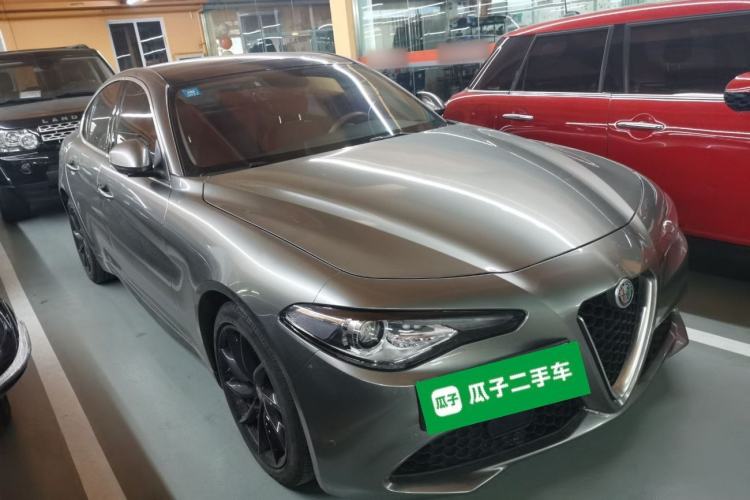 Used Alfa Romeo Giulia 2021 2.0T 280HP Luxury Edition Front Right 45 Deg