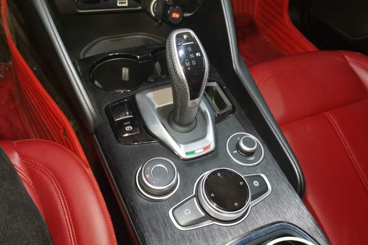 Used Alfa Romeo Giulia 2021 2.0T 280HP Luxury Edition Gear Lever