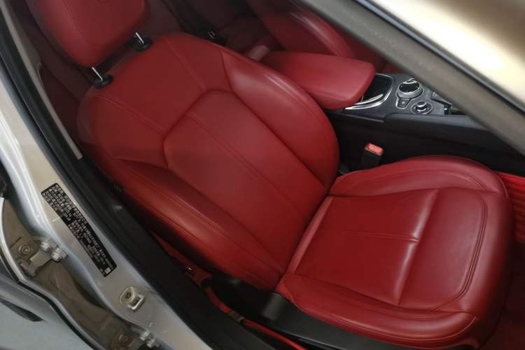 Used Alfa Romeo Giulia 2021 2.0T 280HP Luxury Edition Right Front Seat