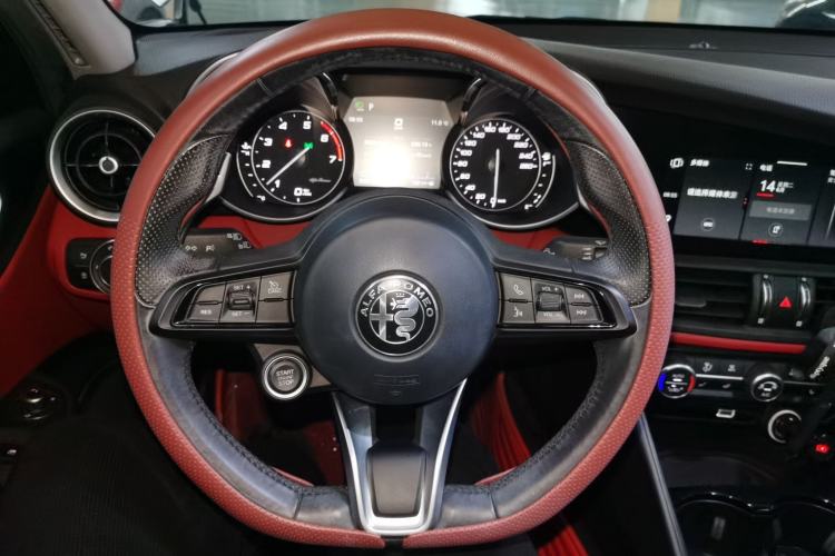 Used Alfa Romeo Giulia 2021 2.0T 280HP Luxury Edition Steering Wheel