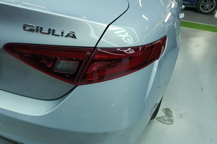 Used Alfa Romeo Giulia 2021 2.0T 280HP Luxury Edition Exterior 3