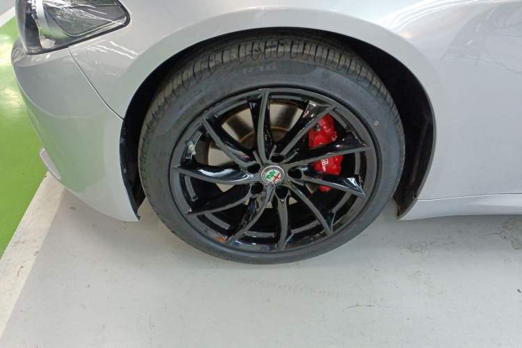Used Alfa Romeo Giulia 2021 2.0T 280HP Luxury Edition Exterior 4