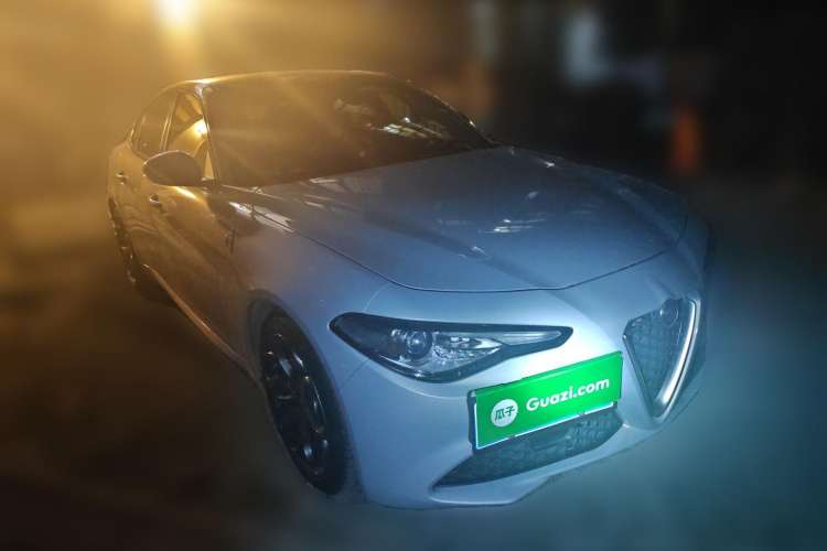 Used Alfa Romeo Giulia 2021 2.0T 280HP Luxury Edition Front Right 45 Deg