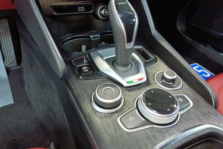 Used Alfa Romeo Giulia 2021 2.0T 280HP Luxury Edition Gear Lever