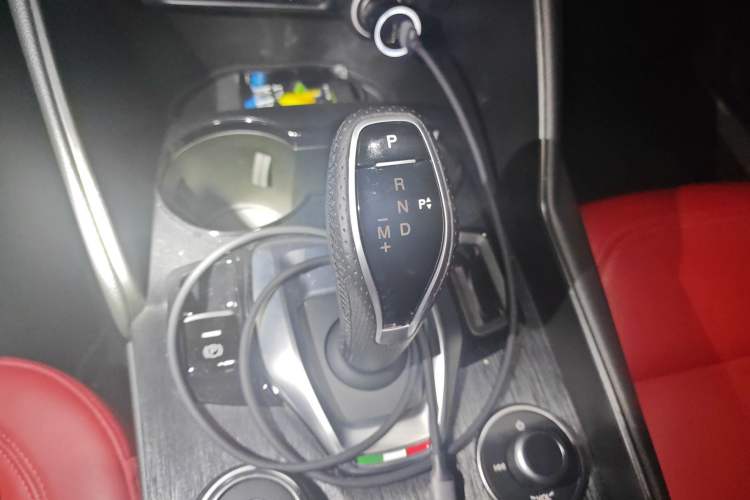Used Alfa Romeo Giulia 2021 2.0T 280HP Luxury Edition Gear Lever