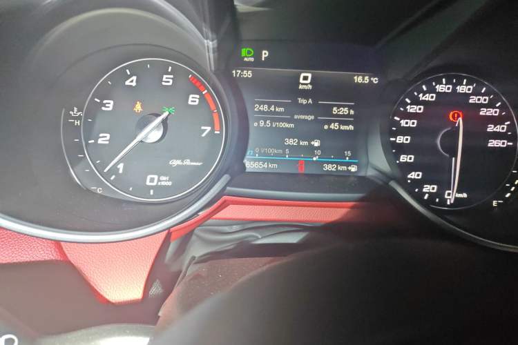 Used Alfa Romeo Giulia 2021 2.0T 280HP Luxury Edition Odometer Close Up
