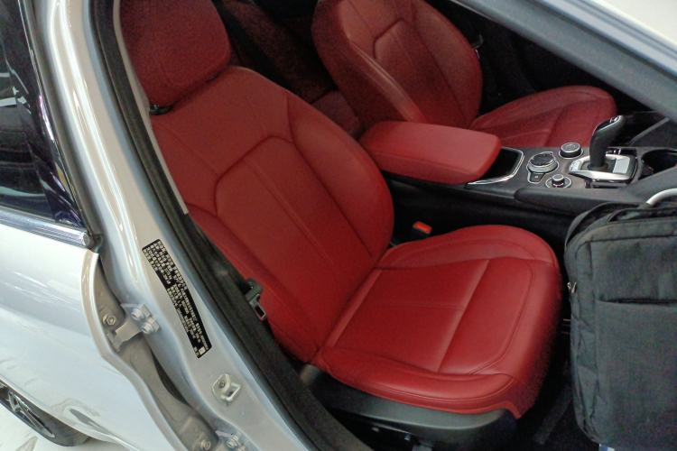 Used Alfa Romeo Giulia 2021 2.0T 280HP Luxury Edition Right Front Seat