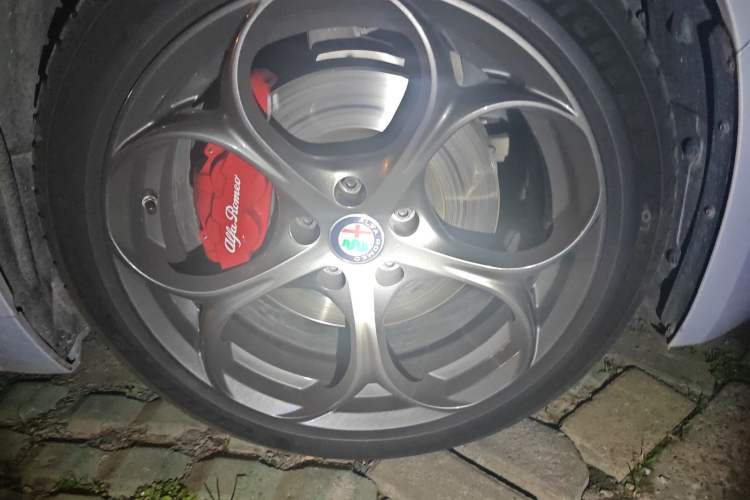 Used Alfa Romeo Giulia 2021 2.0T 280HP Luxury Edition Right Front Wheel Hub