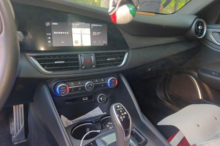 Used Alfa Romeo Giulia 2022 2.0T 280HP Veloce Track Edition Audio And AC Panel