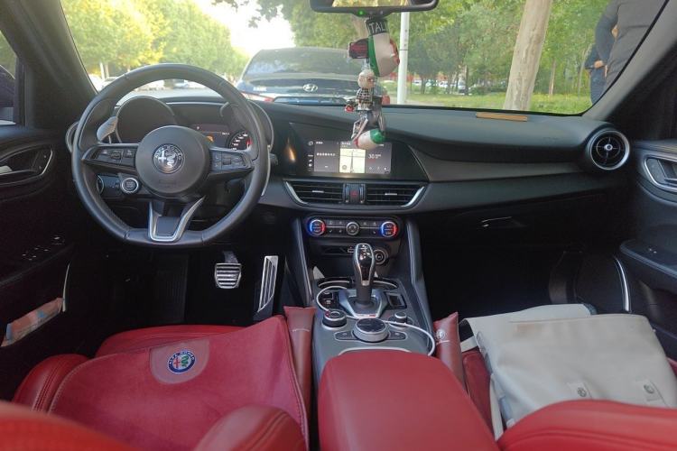 Used Alfa Romeo Giulia 2022 2.0T 280HP Veloce Track Edition Center Console