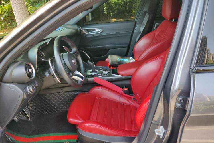 Used Alfa Romeo Giulia 2022 2.0T 280HP Veloce Track Edition Left Front Seat
