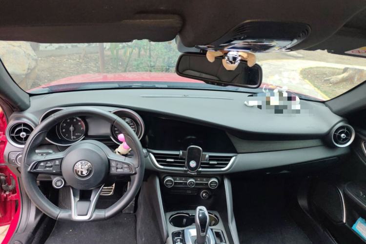 Used Alfa Romeo Giulia 2022 2.0T 280HP Ti Driving Edition Center Console