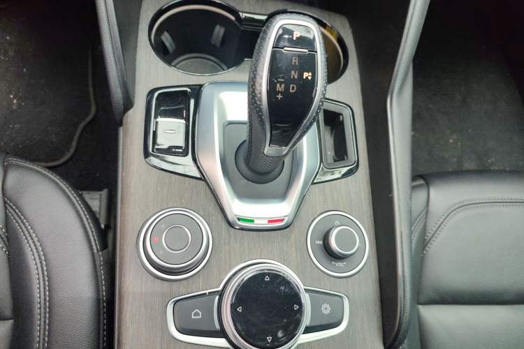 Used Alfa Romeo Giulia 2022 2.0T 280HP Ti Driving Edition Gear Lever
