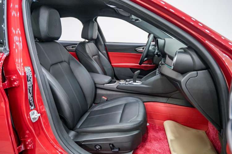 Used Alfa Romeo Giulia 2022 2.0T 280HP Ti Driving Edition Right Front Seat