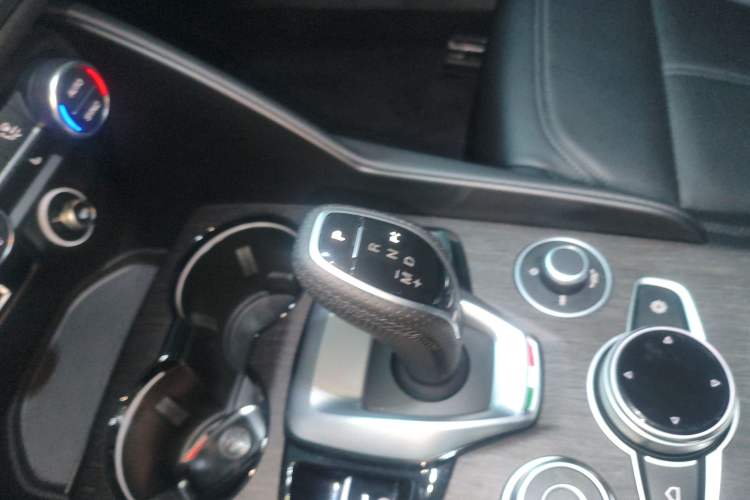 Used Alfa Romeo Giulia 2022 2.0T 280HP Ti Driving Edition Gear Lever