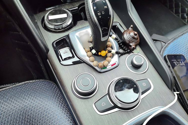 Used Alfa Romeo Giulia 2022 2.0T 280HP Ti Driving Edition Gear Lever