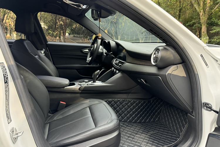 Used Alfa Romeo Giulia 2022 2.0T 280HP Ti Driving Edition Interior 1