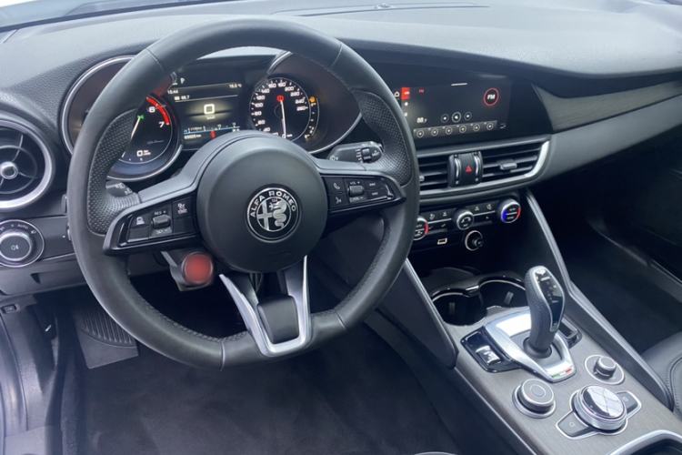 Used Alfa Romeo Giulia 2022 2.0T 280HP Ti Driving Edition Interior 2