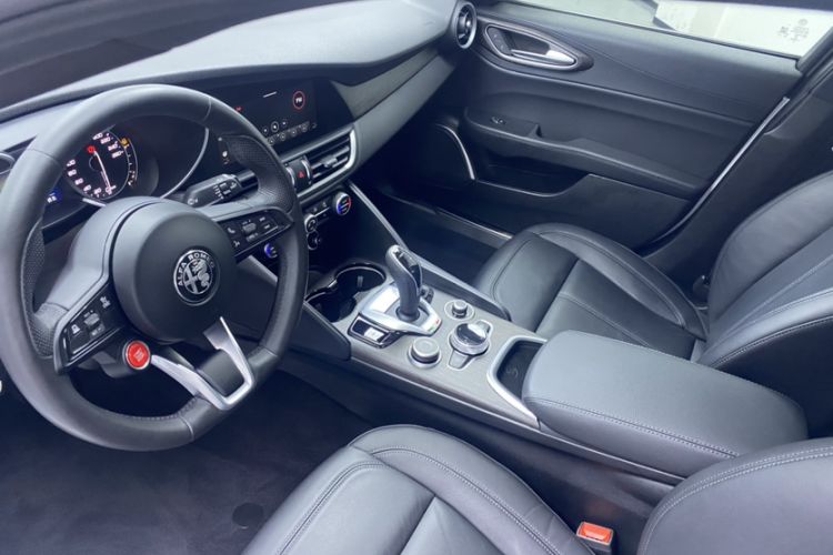 Used Alfa Romeo Giulia 2022 2.0T 280HP Ti Driving Edition Interior 3