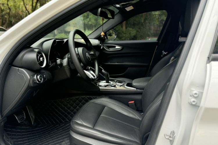 Used Alfa Romeo Giulia 2022 2.0T 280HP Ti Driving Edition Interior 3
