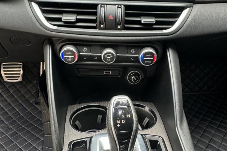 Used Alfa Romeo Giulia 2022 2.0T 280HP Ti Driving Edition Interior 4