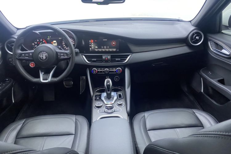 Used Alfa Romeo Giulia 2022 2.0T 280HP Ti Driving Edition Interior 5