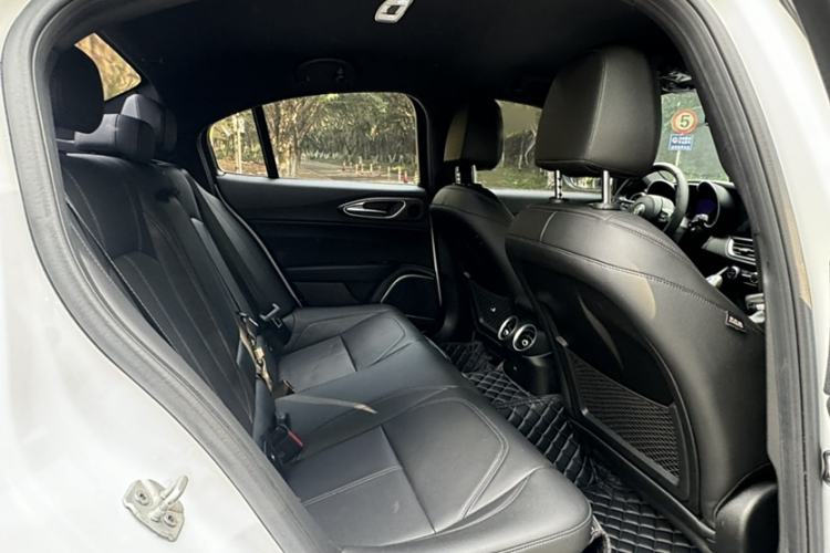Used Alfa Romeo Giulia 2022 2.0T 280HP Ti Driving Edition Interior 5
