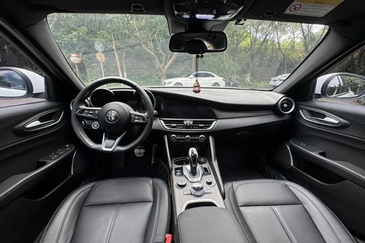 Used Alfa Romeo Giulia 2022 2.0T 280HP Ti Driving Edition Interior 6