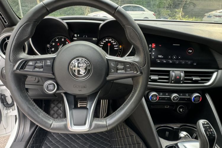 Used Alfa Romeo Giulia 2022 2.0T 280HP Ti Driving Edition Interior 7