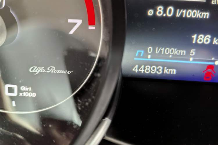 Used Alfa Romeo Giulia 2022 2.0T 280HP Ti Driving Edition Odometer Close Up