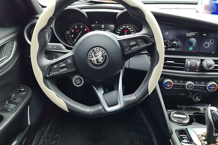 Used Alfa Romeo Giulia 2022 2.0T 280HP Ti Driving Edition Steering Wheel