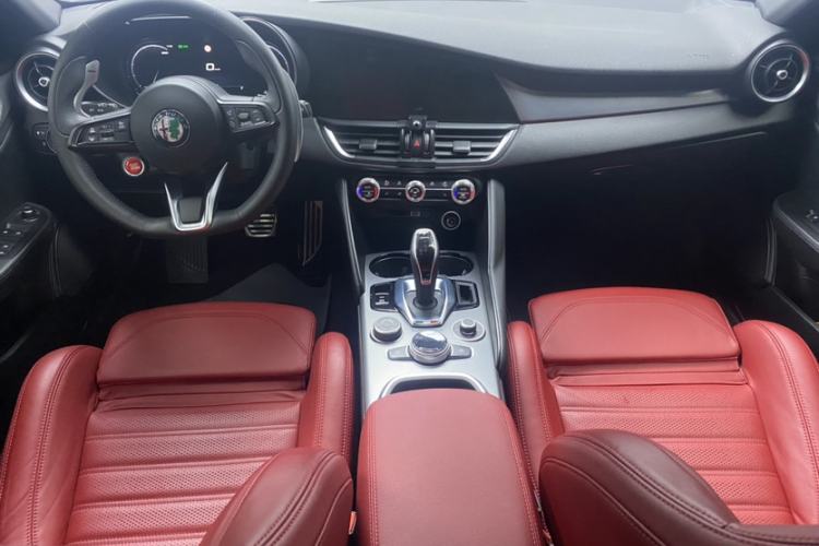 Used Alfa Romeo Giulia 2023 2.0T 280HP Track Edition Interior 1