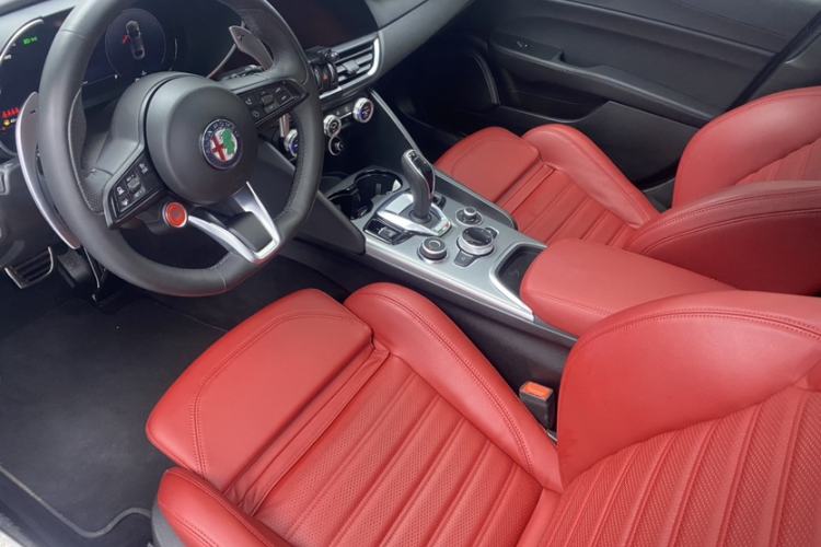 Used Alfa Romeo Giulia 2023 2.0T 280HP Track Edition Interior 4
