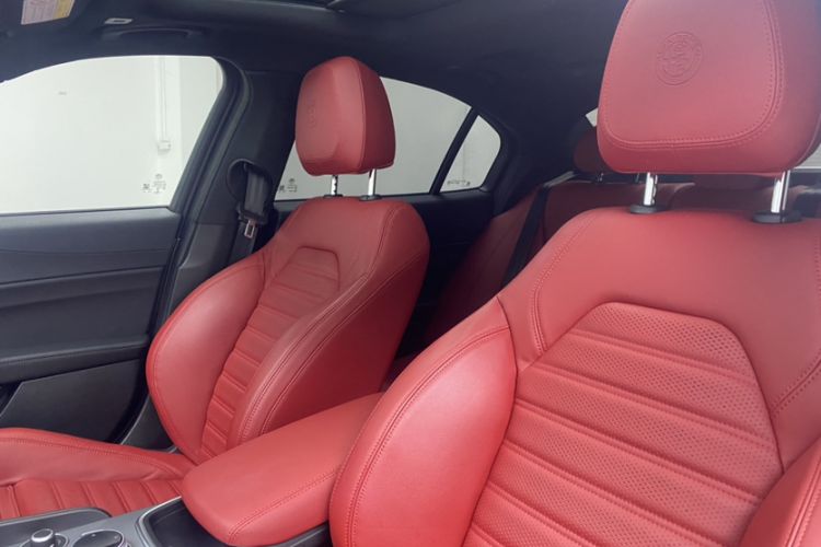 Used Alfa Romeo Giulia 2023 2.0T 280HP Track Edition Interior 5