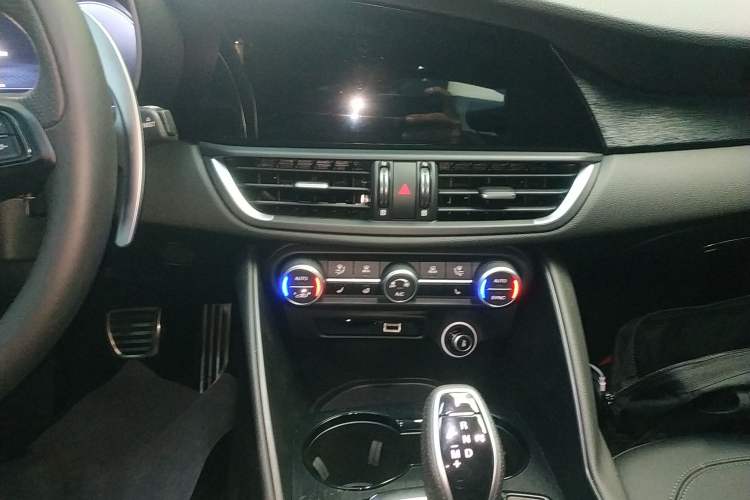 Used Alfa Romeo Giulia 2023 2.0T 280HP Longitudinal Engine Version Audio And AC Panel