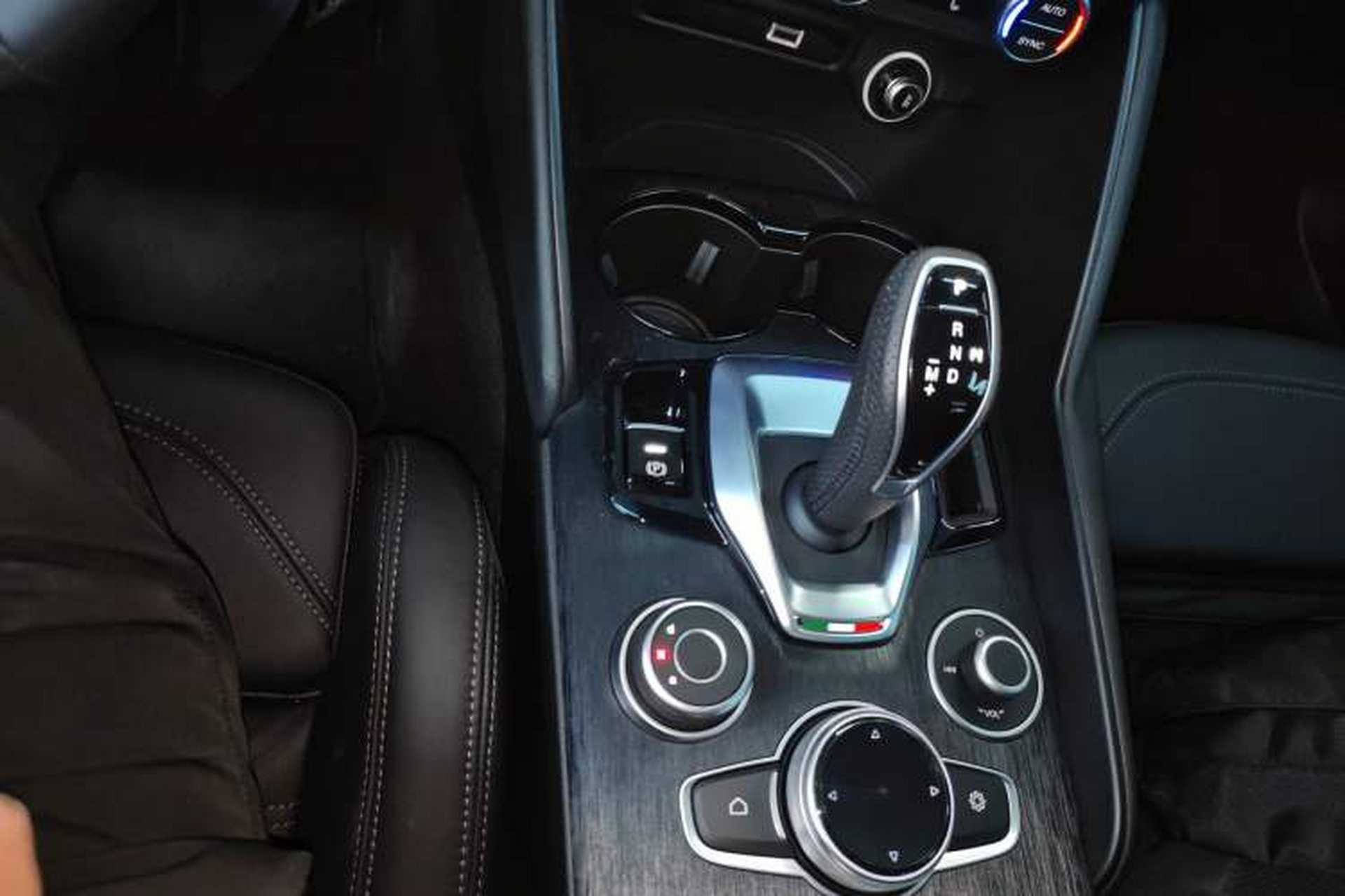 Used Alfa Romeo Giulia 2023 2.0T 280HP Longitudinal Engine Version Gear Lever