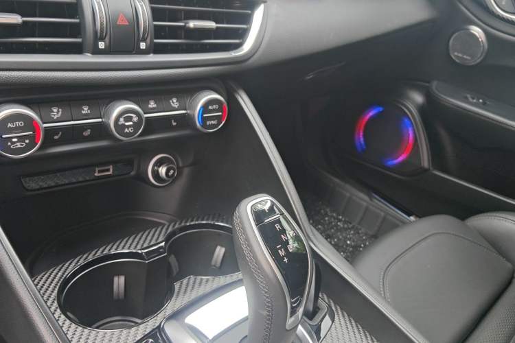 Used Alfa Romeo Giulia 2023 2.9T V6 520HP Four-Leaf Clover Edition Gear Lever