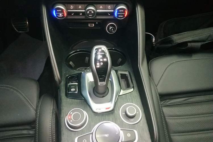 Used Alfa Romeo Giulia 2023 2.0T 280HP Longitudinal Engine Version Gear Lever