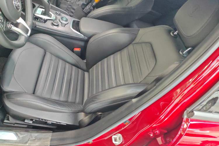 Used Alfa Romeo Giulia 2023 2.0T 280HP Longitudinal Engine Version Left Front Seat