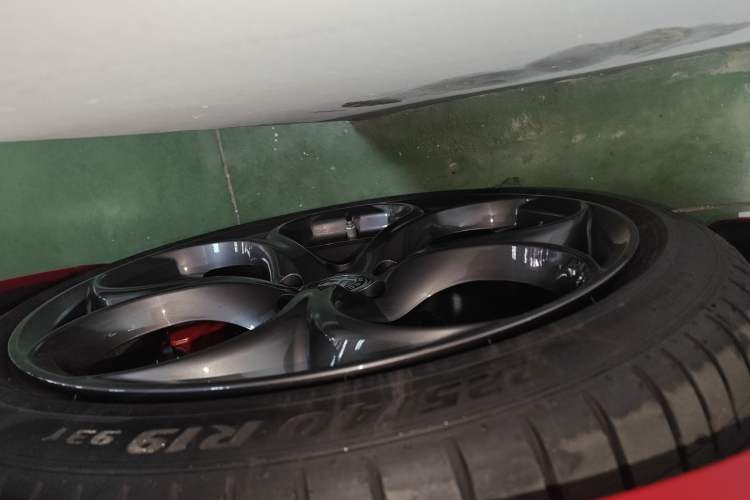 Used Alfa Romeo Giulia 2024 2.0T 280HP Tributo Italiano Legend Tribute Edition Left Front Wheel Hub