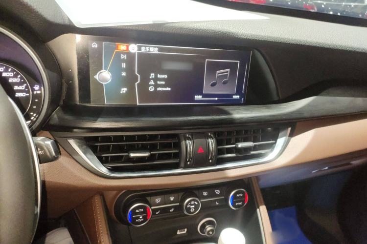 Used Alfa Romeo Stelvio 2017 2.0T 200HP Luxury Edition Audio And AC Panel