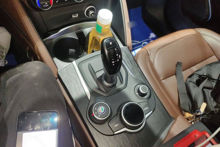 Used Alfa Romeo Stelvio 2017 2.0T 200HP Luxury Edition Gear Lever