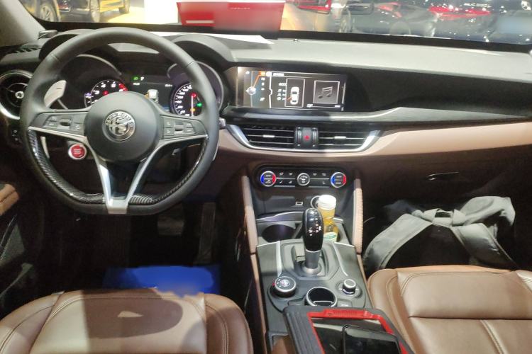 Used Alfa Romeo Stelvio 2017 2.0T 200HP Luxury Edition Interior 2