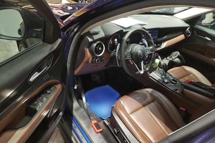 Used Alfa Romeo Stelvio 2017 2.0T 200HP Luxury Edition Interior 3