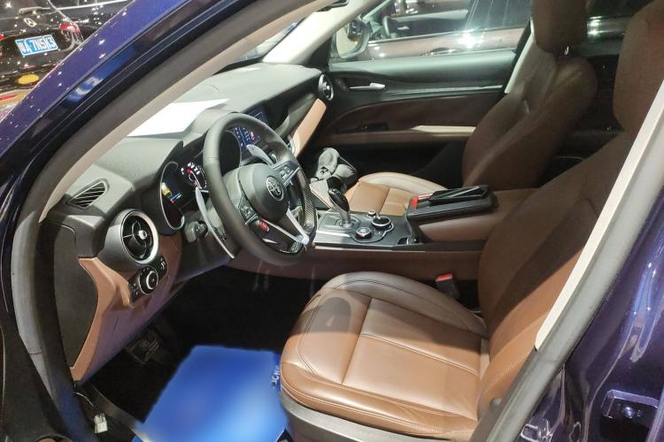 Used Alfa Romeo Stelvio 2017 2.0T 200HP Luxury Edition Left Front Seat