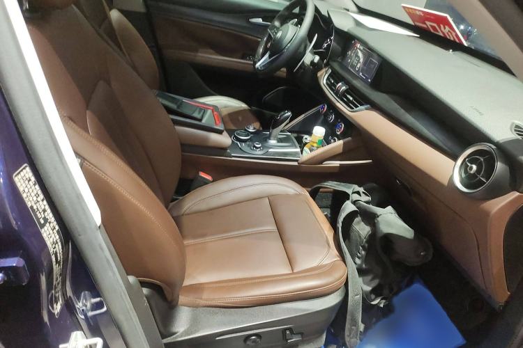 Used Alfa Romeo Stelvio 2017 2.0T 200HP Luxury Edition Right Front Seat