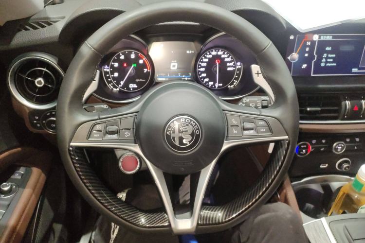 Used Alfa Romeo Stelvio 2017 2.0T 200HP Luxury Edition Steering Wheel