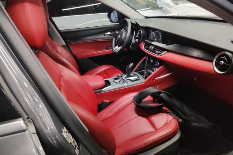 Used Alfa Romeo Stelvio 2021 2.0T 280HP Luxury Edition Right Front Seat