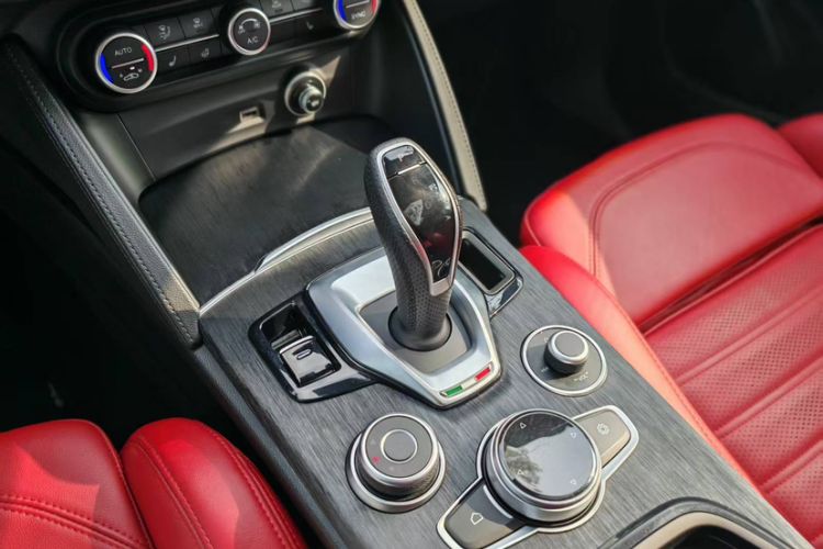 Used Alfa Romeo Stelvio 2023 2.0T 280HP Sprint Zongqing Version Interior 2