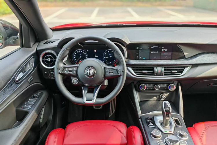 Used Alfa Romeo Stelvio 2023 2.0T 280HP Sprint Zongqing Version Interior 4